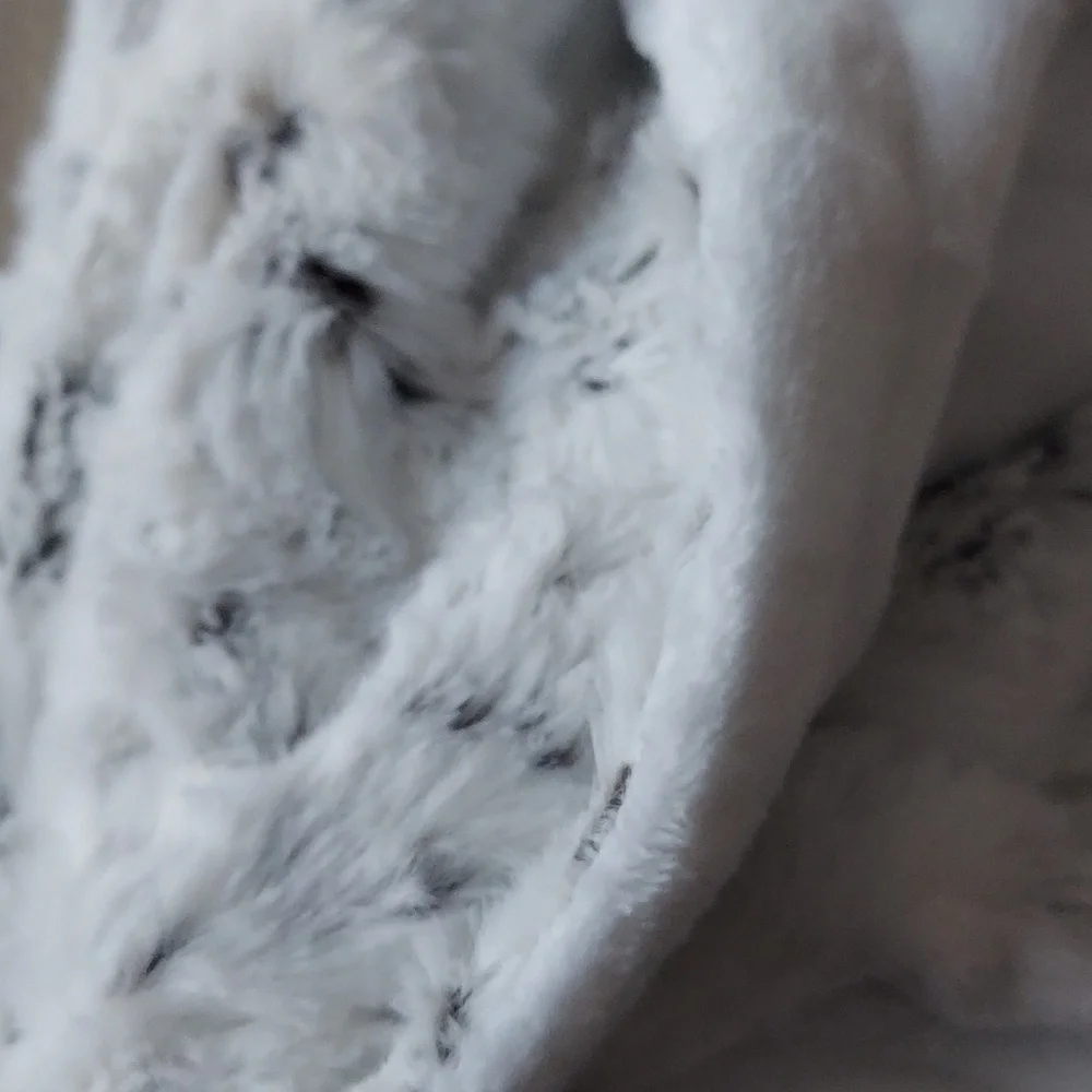 Outrageously Soft Minky Snow Leopard Faux Fur Luxe Throw Blanket 50 x 60 BNWT
